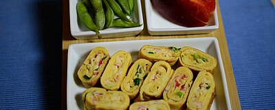 Omlet tamagoyaki z paluszkami krabowymi i groszek sojowy